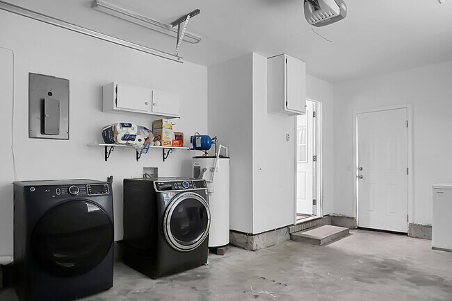 Building Photo - Charming 3 Bedroom 2 bathroom ready for you to call home!