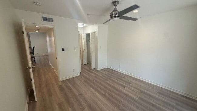 Building Photo - Gorgeous Condo nestled right on Lady Bird Lake!