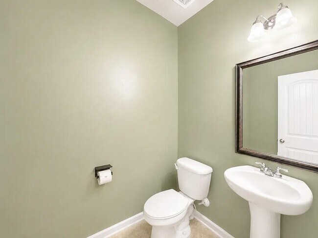 Building Photo - 11 Phaeton Ave