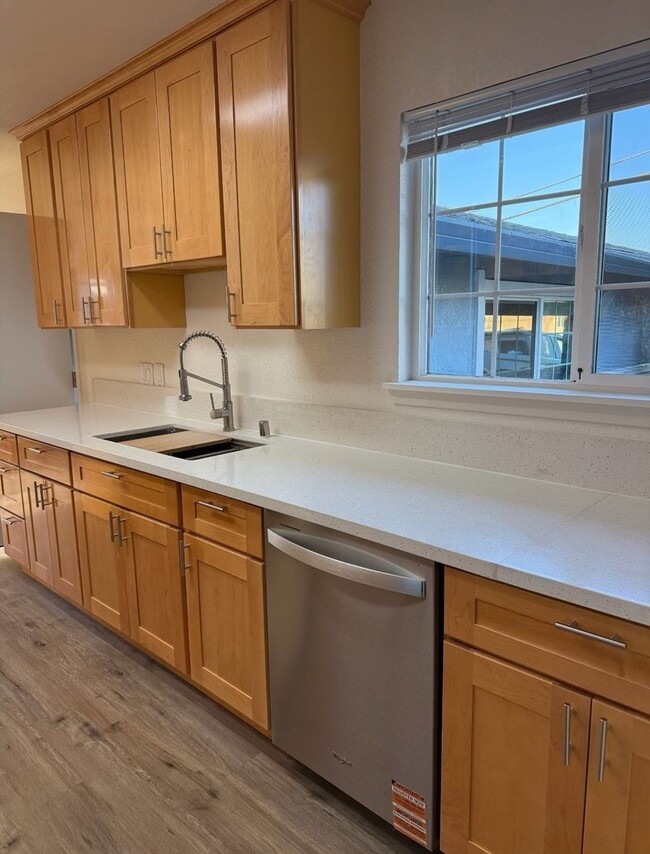Building Photo - 4310 Hillview Dr
