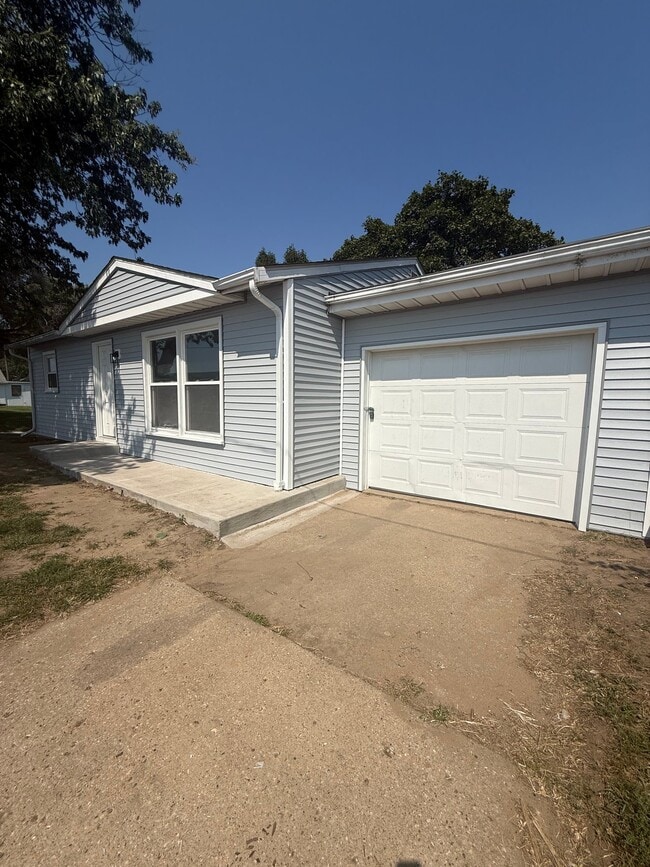 Building Photo - 1301 Koch St