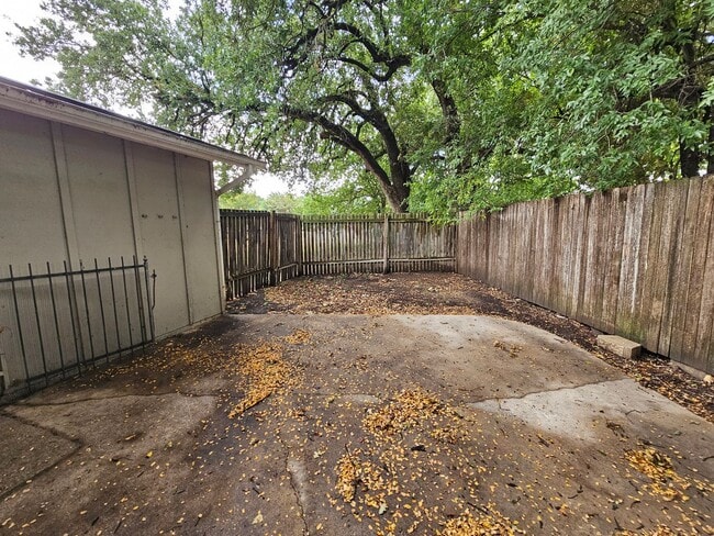 Building Photo - Beautifully Renovated 2-Bedroom Half Duple...