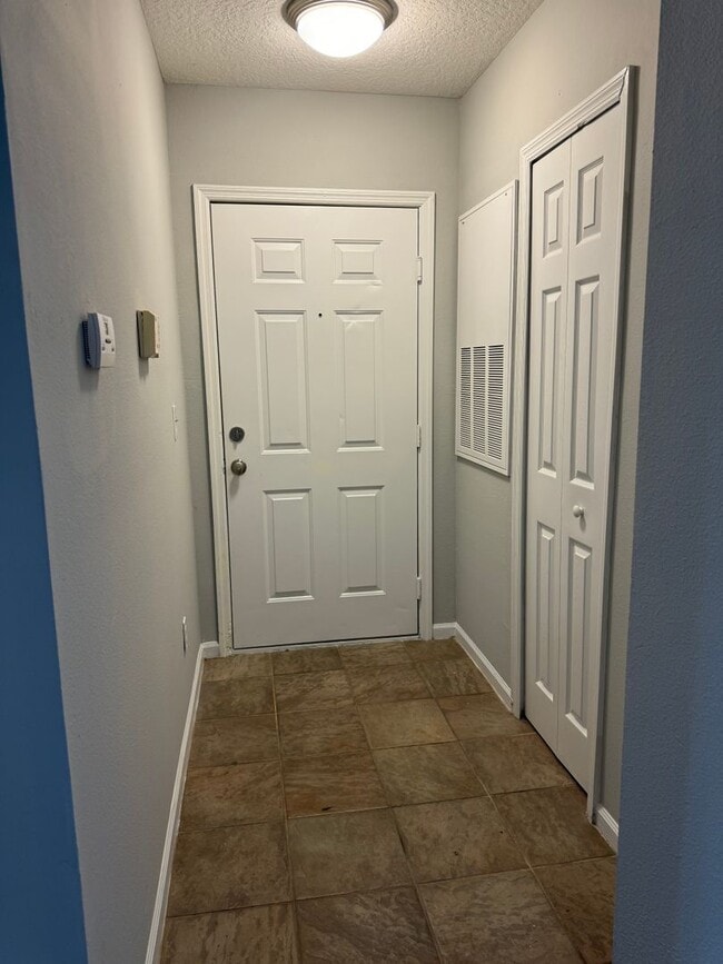 Building Photo - Charming 1-Bedroom Condo – 3rd Floor | Gat...
