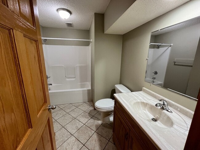 Building Photo - 5 bed 3 bath house for rent