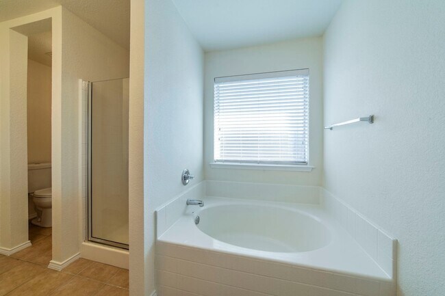 Building Photo - 1205 N Rhea Dr