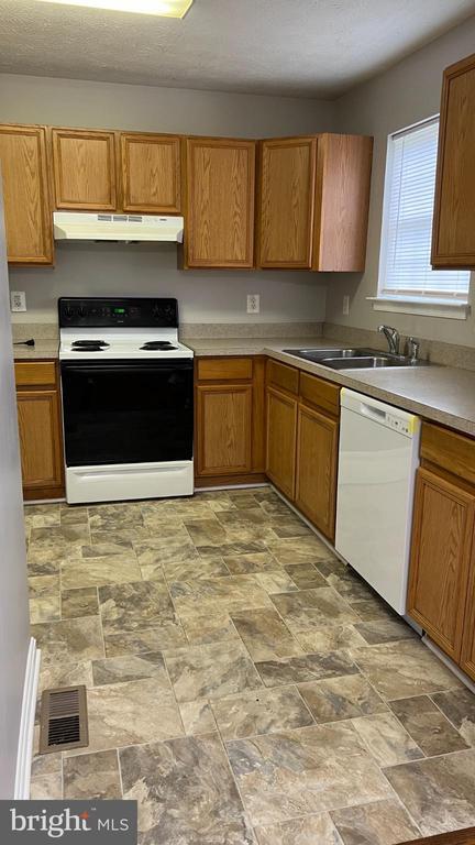 Building Photo - 133 Equestrian Dr