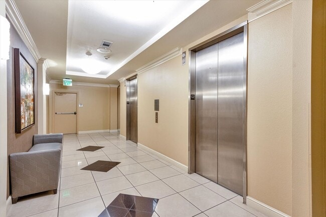 Building Photo - Stylish Studio Apartment In Concierge Building at The Renaissance at Turtle Creek ($500 Off First...