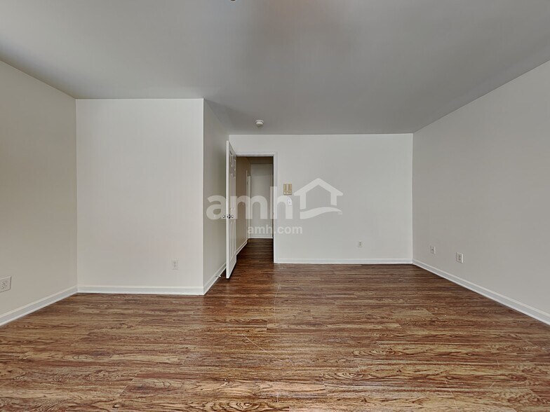 Building Photo - 10 Oakville Ct