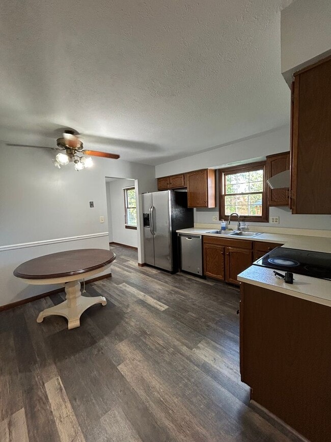 Building Photo - 8659 Groveside Dr