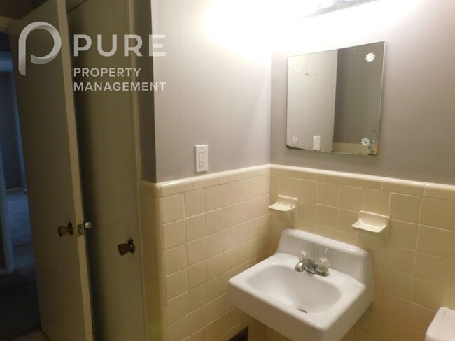 Building Photo - 117 22nd Ave NW