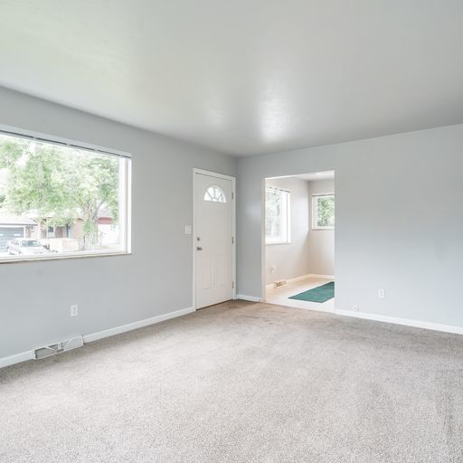 Building Photo - Lovely Remodeled 3 Bed - 1-1/2 Bath Duplex...