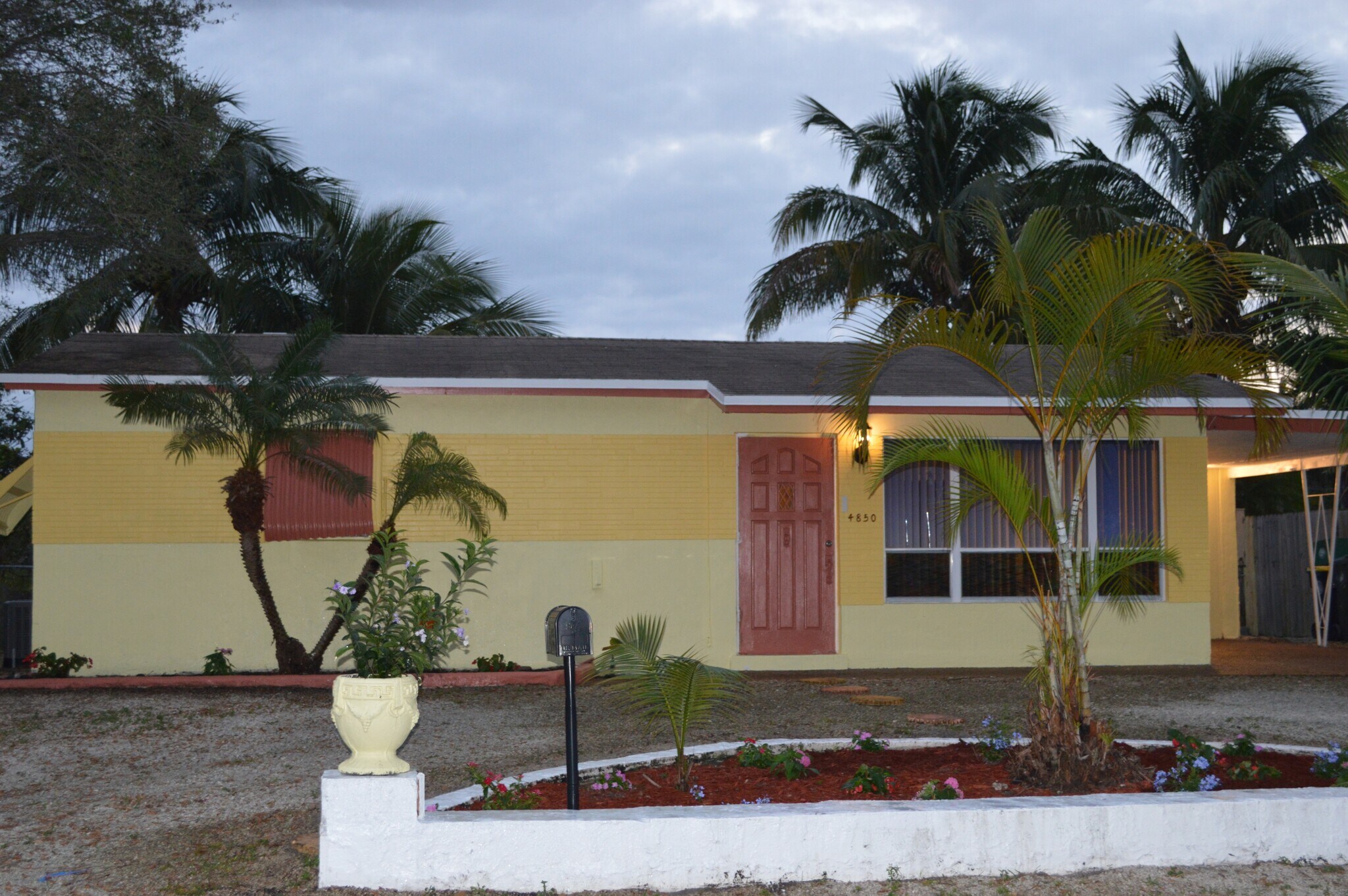 Cozy Lakeside Home - 4850 Southwest 41st Avenue