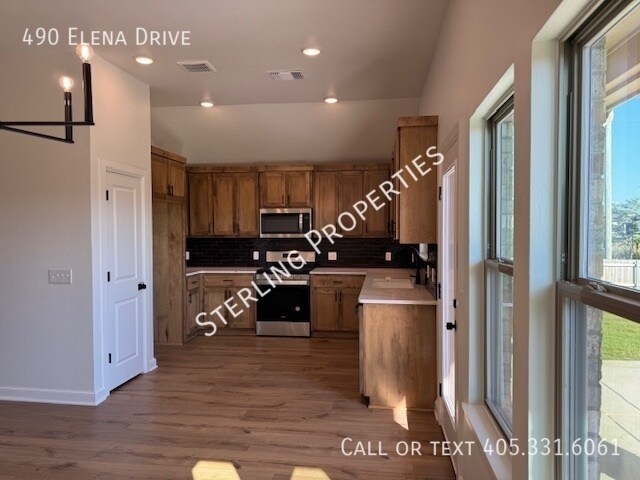 Building Photo - 490 Elena Dr