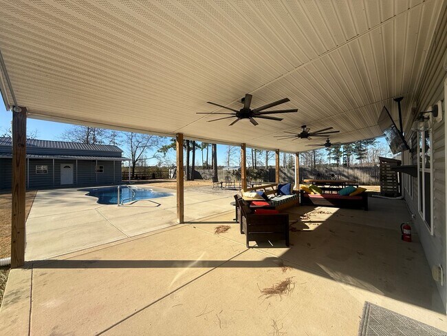 Building Photo - Amazing home with custom touches and in-ground pool