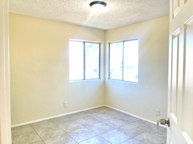 Building Photo - Spacious Five Bedroom Home in North Rialto...