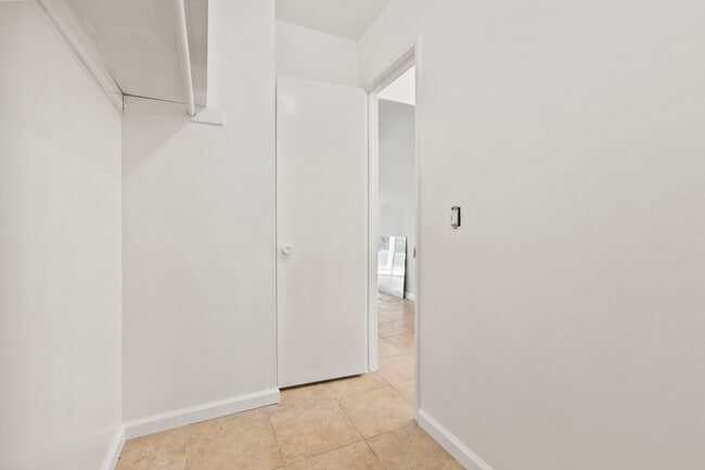 Building Photo - 1992 W Oakland Ave