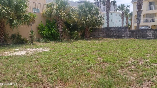 Building Photo - 3 bedroom, 1 bath house close to the beach