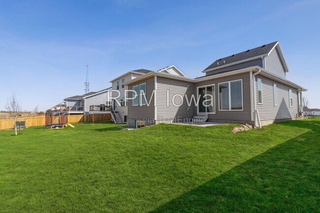 Building Photo - 1241 NW Yorktown Dr