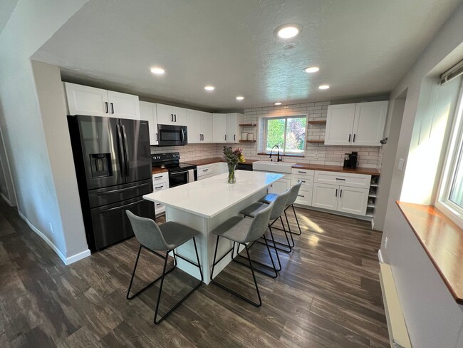 Building Photo - Beautiful 4 bed 3 bath home!