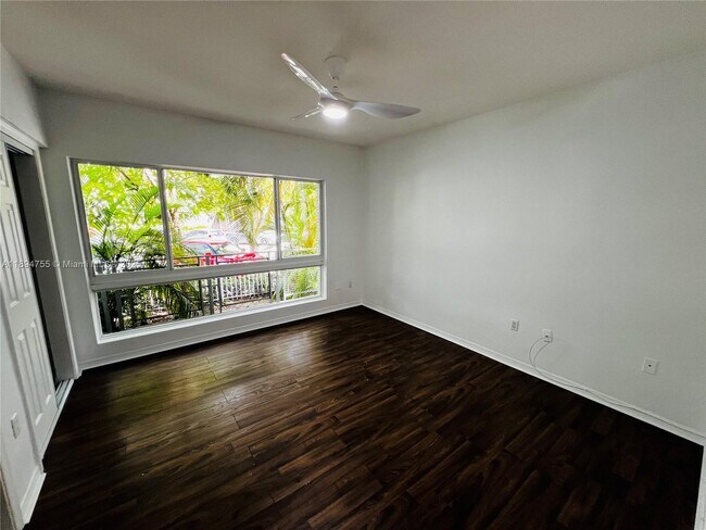Building Photo - 946 Bay Dr