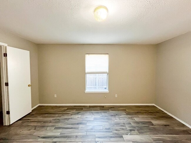 Building Photo - Available NOW Beautiful 1 story, 3 bedroom, 2 bath home. This is exactly what you have been looki...