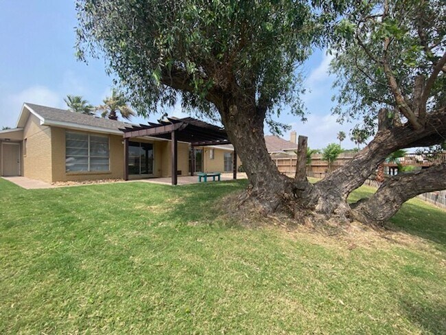 Building Photo - WATERFRONT HOME W/ FENCED YARD