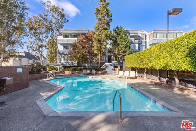 Building Photo - 310 Tahiti Way