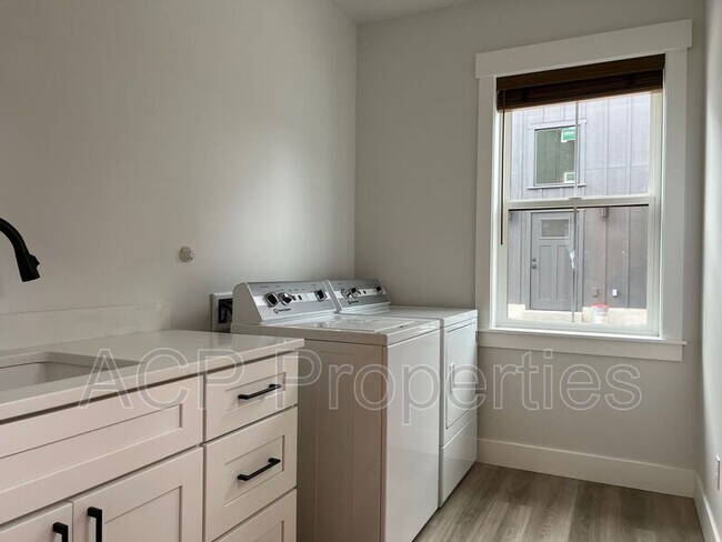 Building Photo - 1570 Farmview Ter