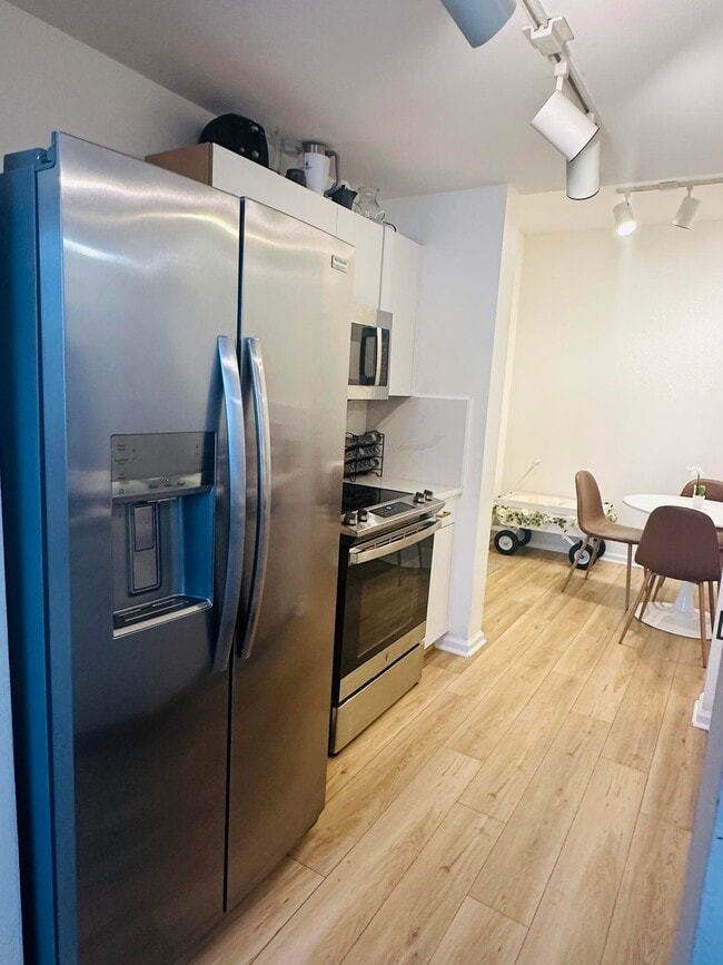 Building Photo - 533 NE 3rd Ave