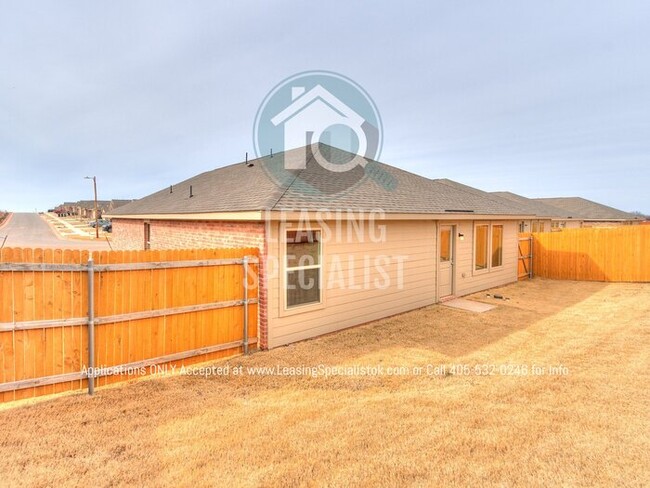 Building Photo - MOVE IN SPECIAL on This Spacious 3 Bed 2 B...