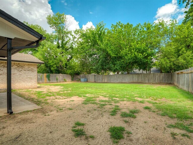 Building Photo - 1819 Lakehurst Dr