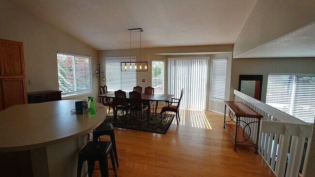 Building Photo - Beautiful 3 Bedroom Home Available in Sept...
