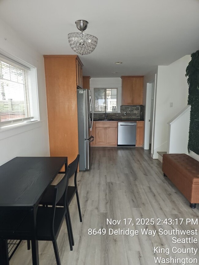 Building Photo - Spacious 3 Bedroom Townhome in West Seattle!