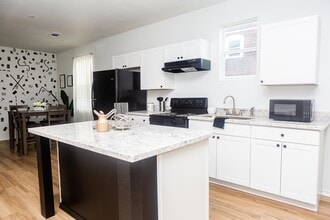 Building Photo - 1933 Industry St