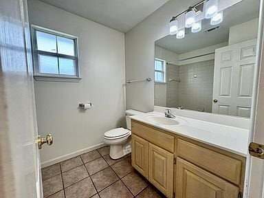 Building Photo - 806 Almoo St
