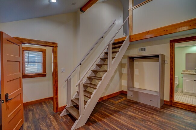 Building Photo - 1081 W 30th St