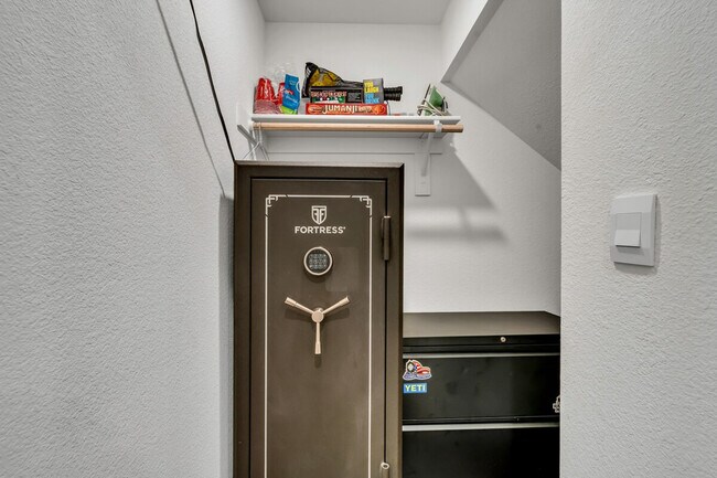 Building Photo - 6001 San Rafael Ln