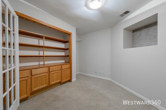 Building Photo - 1017 W Dakin St