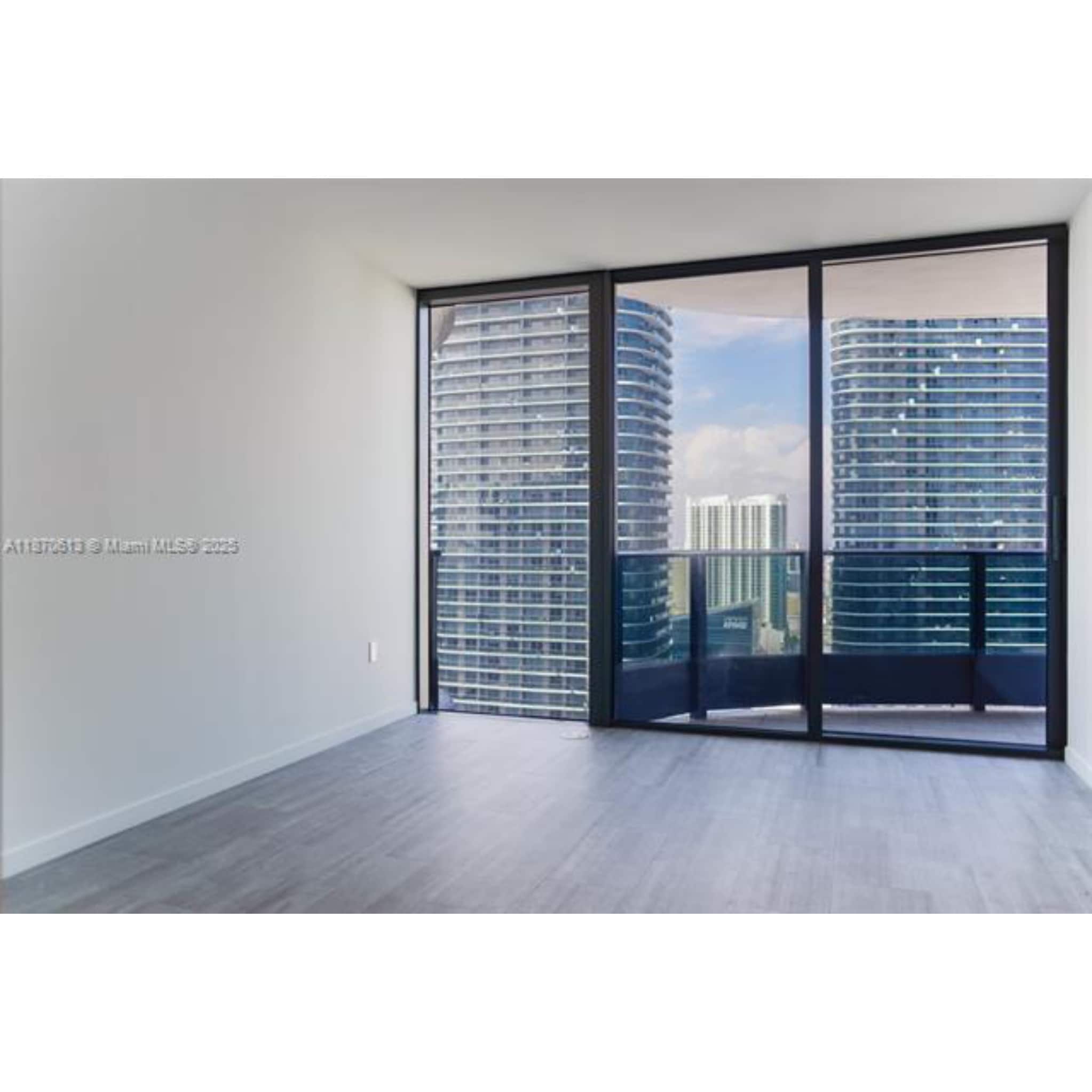 Building Photo - 1000 Brickell Plz