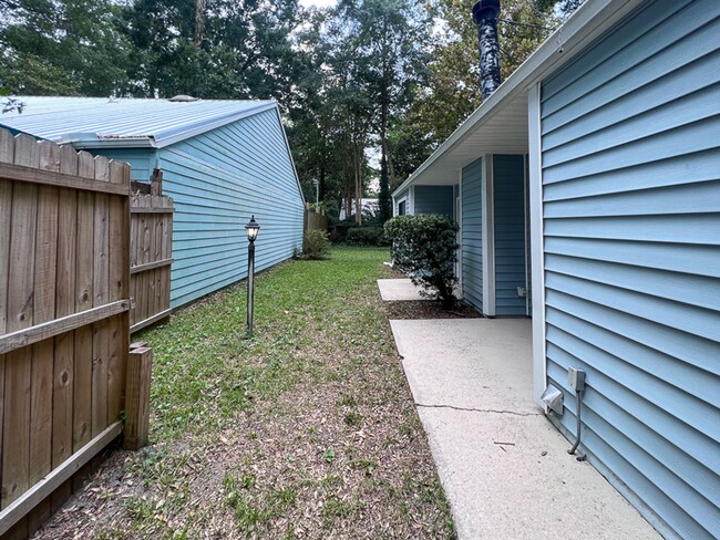 Building Photo - 2/1.5 Pet Friendly House With Fenced Yard ...