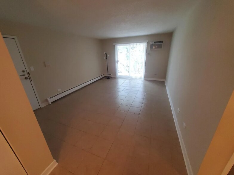Building Photo - 252 Shorewood Dr