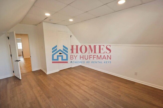 Building Photo - 910 Harriet St