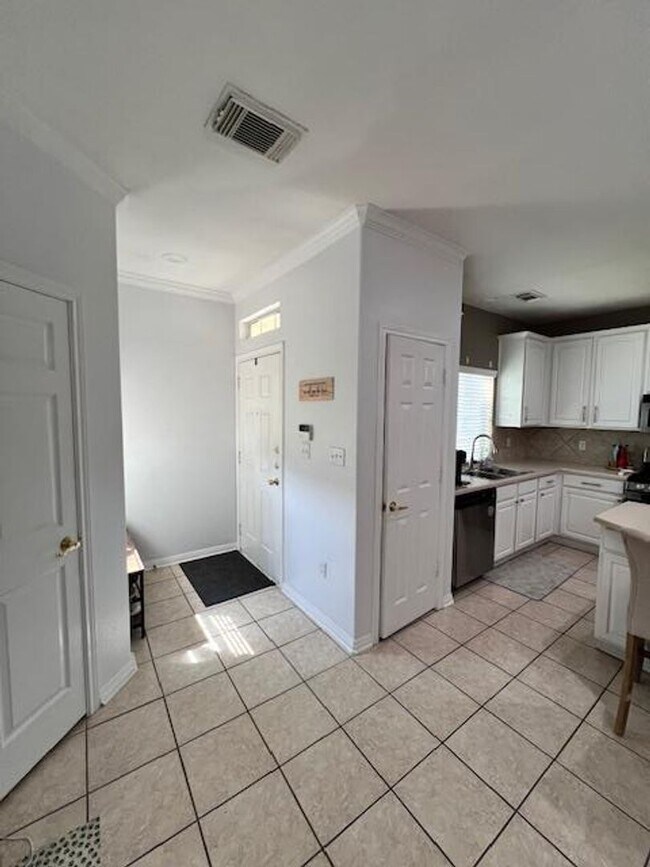 Building Photo - Luxury Living in North Austin / Condominium / Gated Community / 3 bedrooms / 2 car garage