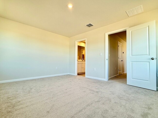 Building Photo - Brand-new End-unit 3Beds/2.5Baths townhome at Lady Lake!