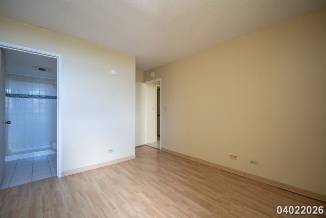 Building Photo - SALT LAKE 2 Bed 2 Bath 1 Parking