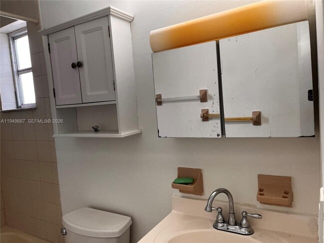 Building Photo - 928 SW 30th Ave