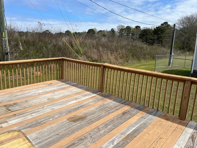 Building Photo - 3BR/2BA Mobile Home with Storage Unit Included - Available Now!