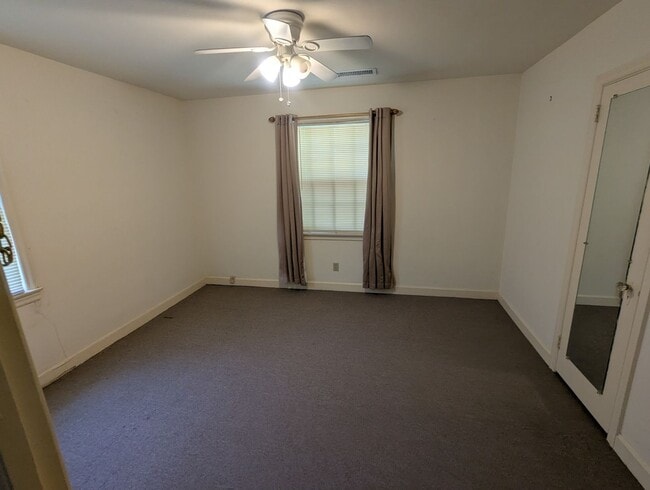 Building Photo - 2 bedroom 1 bath near Campus Available Now