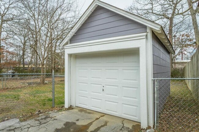 Building Photo - Three Bedroom One Bathroom House For Rent