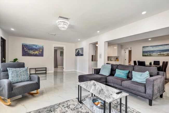 Building Photo - Single Family Home in Non HOA East Boca Raton